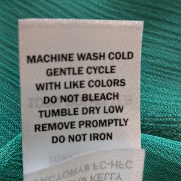 Green Button-Up Blouse - Picture 6 of 7